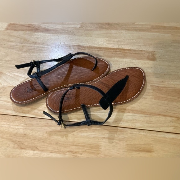 G.H. Bass & Co black thong sandals in size 7M. Excellent condition - Picture 1 of 5